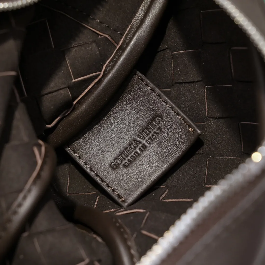 Batch 1480 BV lntrecciato woven leather crossbody bag. The zipper opens and closes, and the space is too large. It meets the daily needs of going out on the street. There are no problems with mobile phones 📱 wallets 👛 power bank 🔋. The weaving process is used, and the texture of the upper body 🔝 is very high-end. Style number: 7100 Size: 25*7.5